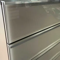 Breite Kommode in Hellgrau mit Glasfront - Nucina