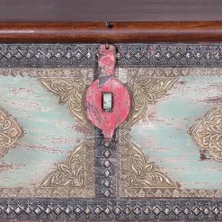 Charakterstarke Holztruhe mit Metallgriffen - Agacina