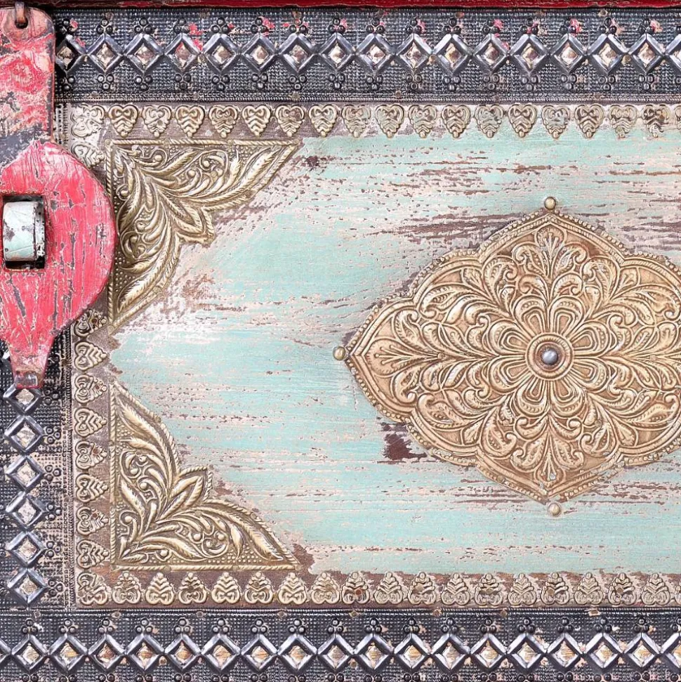 Charakterstarke Holztruhe mit Metallgriffen - Agacina