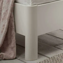 Einzelbett und Nachttisch Set Ronis in Weiß mit Braun (zweiteilig)