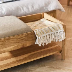 Funktionelle Schlafzimmerbank aus Wildeiche - Laida