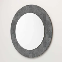 Grauer Spiegel mit Rahmen aus Stein - Maratas
