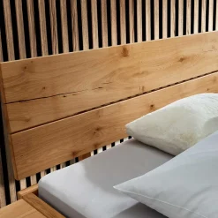 Holzbett in Schwebeoptik aus Wildeiche - Moby (dreiteilig)