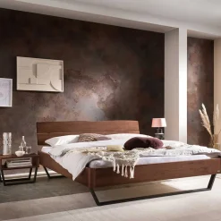 Industrial Bett aus Nussbaum massiv - Bluesa