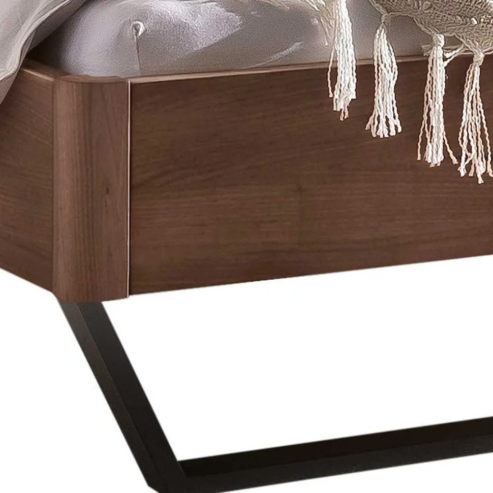 Industrial Bett aus Nussbaum massiv - Bluesa