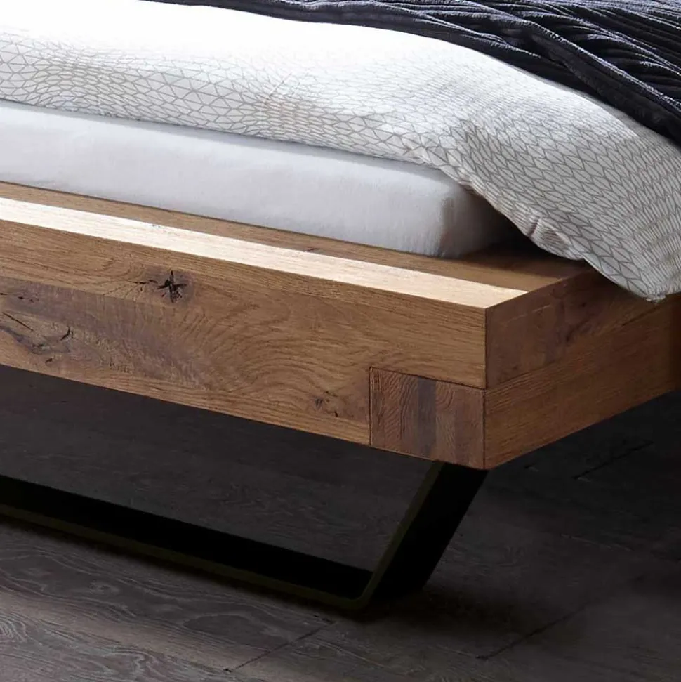 Rustikales Wildeiche Holzbett mit Metallkufen - Space