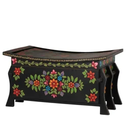 Schwarze Truhe mit bunter Blumen Malerei - Sacrala