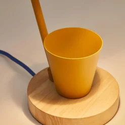 Skandi Schreibtischlampe in Senfgelb und Natur - Race