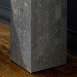 Säule Tauranga aus Stein