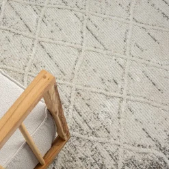 Teppich mit Rautenmuster in Weiß & Hellgrau - Freshna