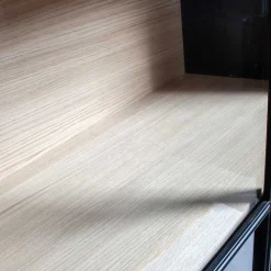 Vitrinenschrank in Kiefer und Schwarz - Angoro