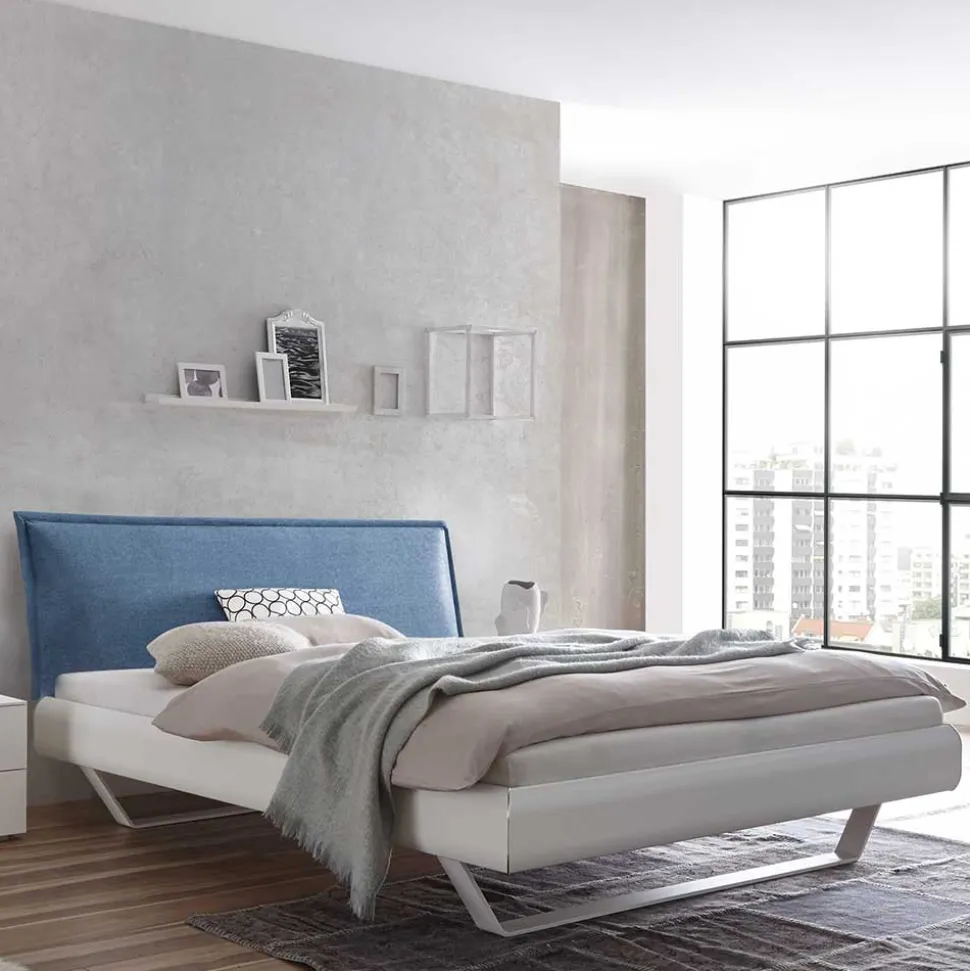 Weißes Designbett mit Polsterkopfteil in Blau - Giralna